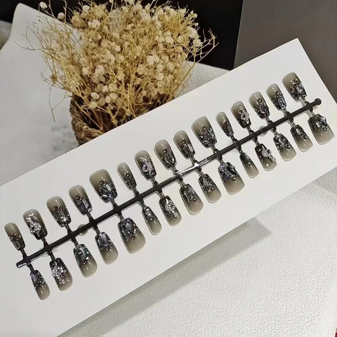 Mustat käärmeaiheiset tekokynnet, lyhyt arkku-malli, glitterdesign, 30 kpl