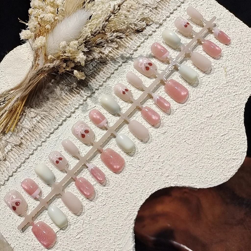 Kirsikka kissansilmä -tekokynnet, vaaleanpunainen glitter, lyhyt ballerina