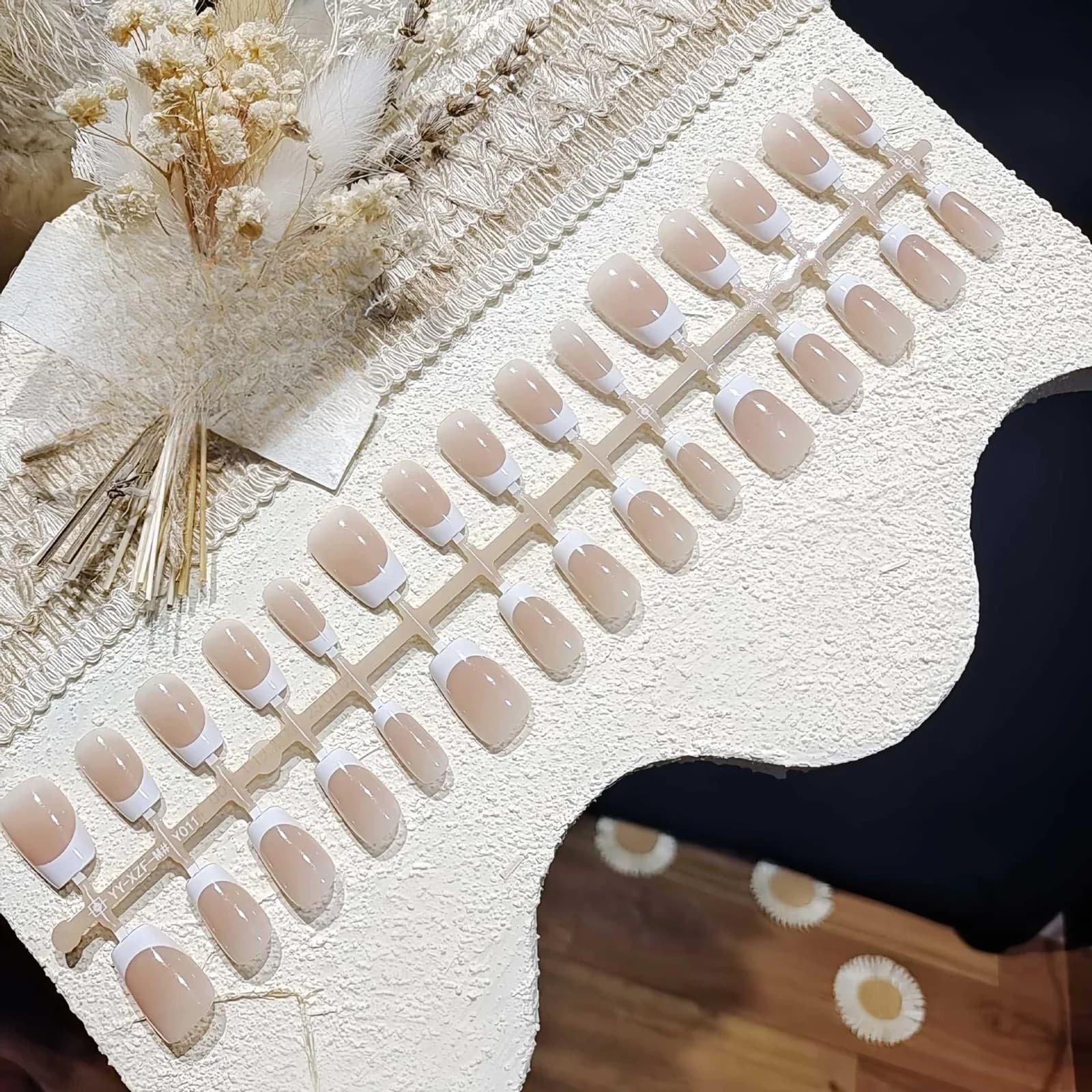 Lyhyet ranskalaistyyliset painettavat kynnet, luonnollinen nude-look