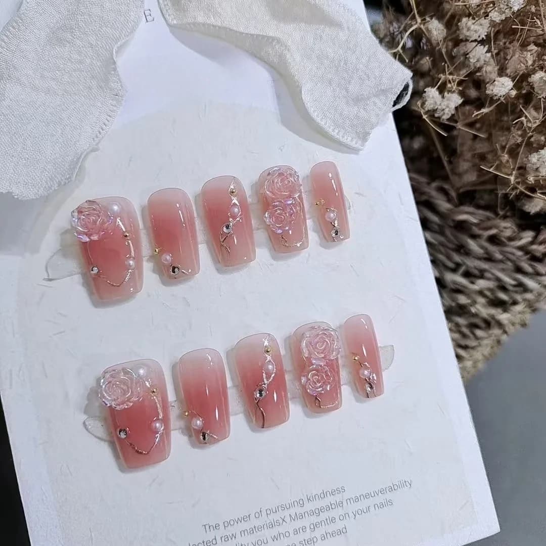 Kultaiset kamelia-tekokynnet, kukkadesign, makea tyyli