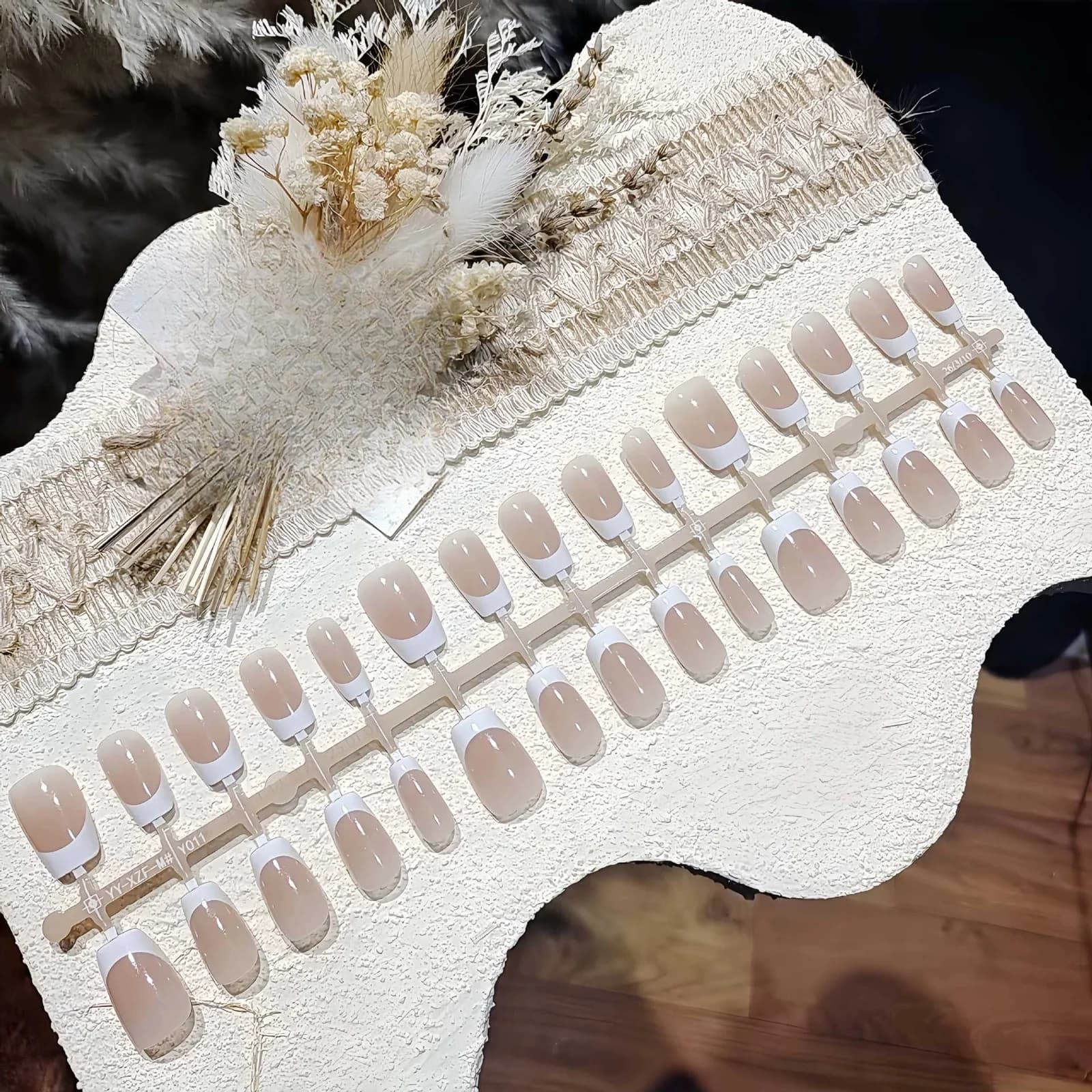 Lyhyet ranskalaistyyliset painettavat kynnet, luonnollinen nude-look