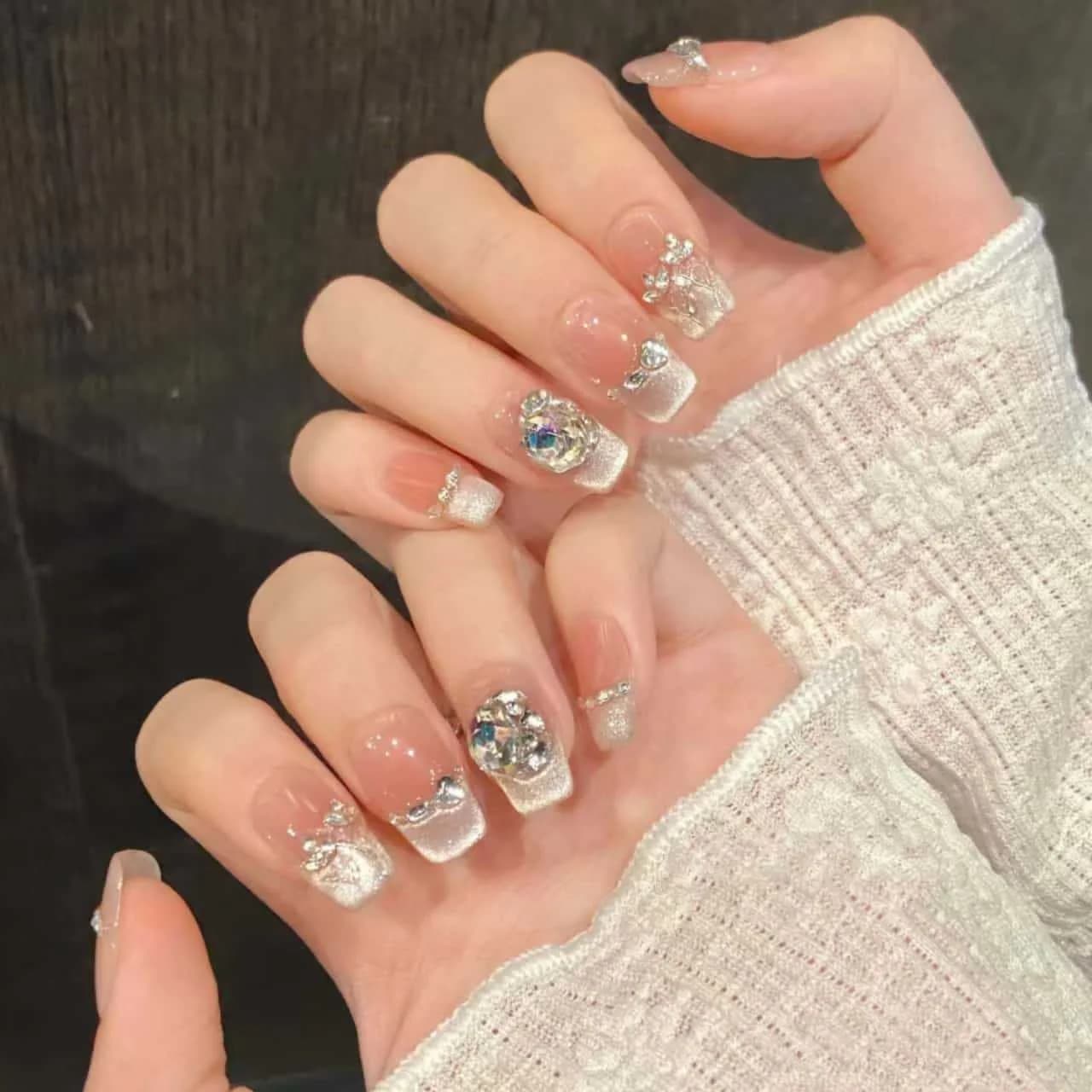 Ruusu-kukkainen glitter tekokynnet, lyhyt arkku, strassi-manikyyri