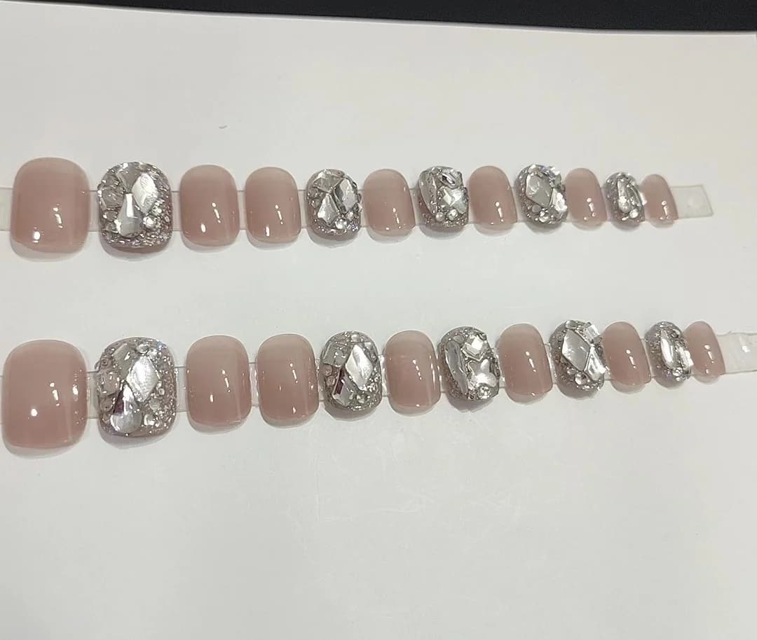 Lyhyet liimakynnet jääkalvo-rhinestone-designilla, 24 kpl