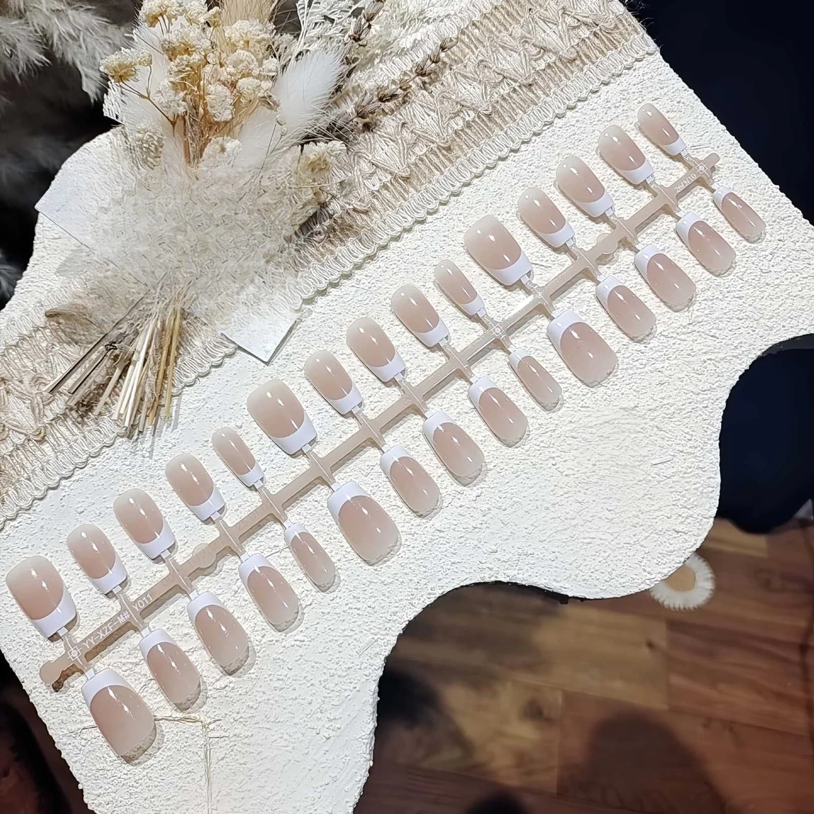 Lyhyet ranskalaistyyliset painettavat kynnet, luonnollinen nude-look