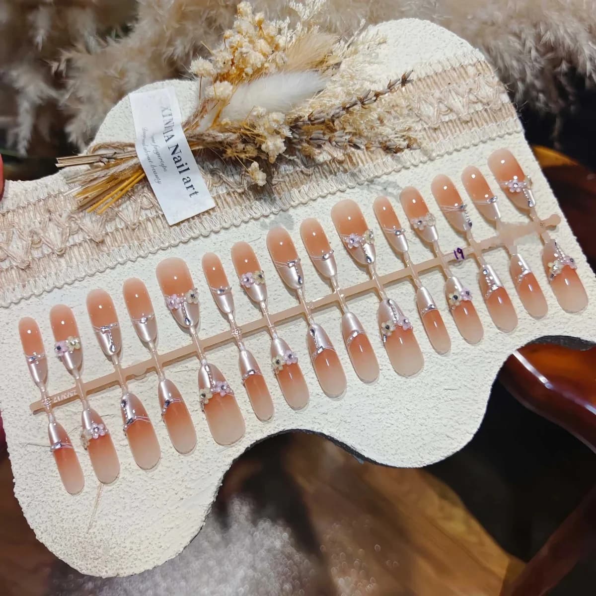 Kukkainen kissansilmä-paineltavat kynnet, pitkät stiletto-kärjet kristallikoristeilla
