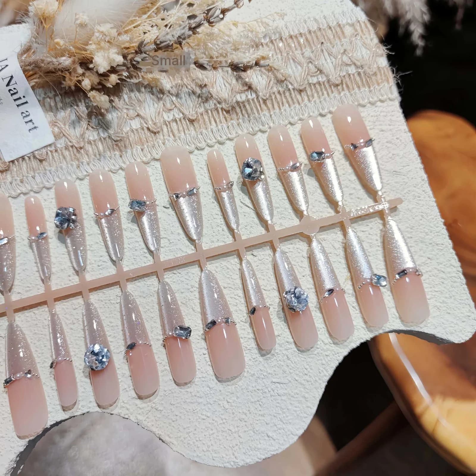 Helmiäiskimalteiset strassikynnet, kissansilmä-glitter-manikyyrisetti