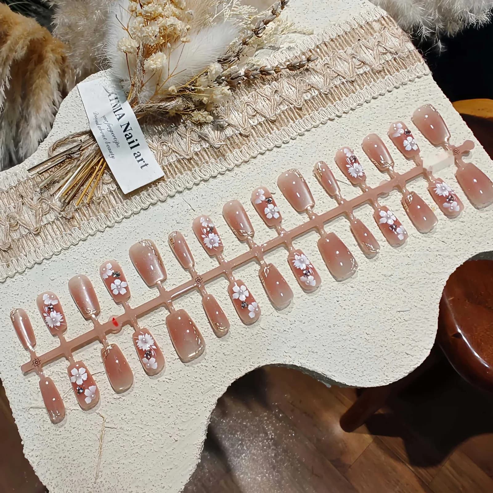 Kukkakuvioiset kissovensilmä-painettavat kynnet helmillä