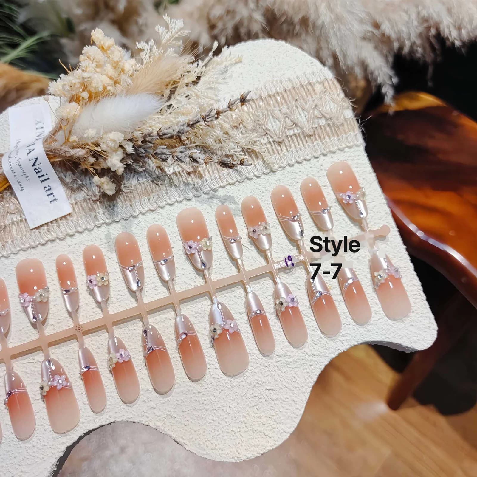 Kukkakuvioiset kissansilmätekokynnet, pitkä stiletto-muoto, kristallikoristein