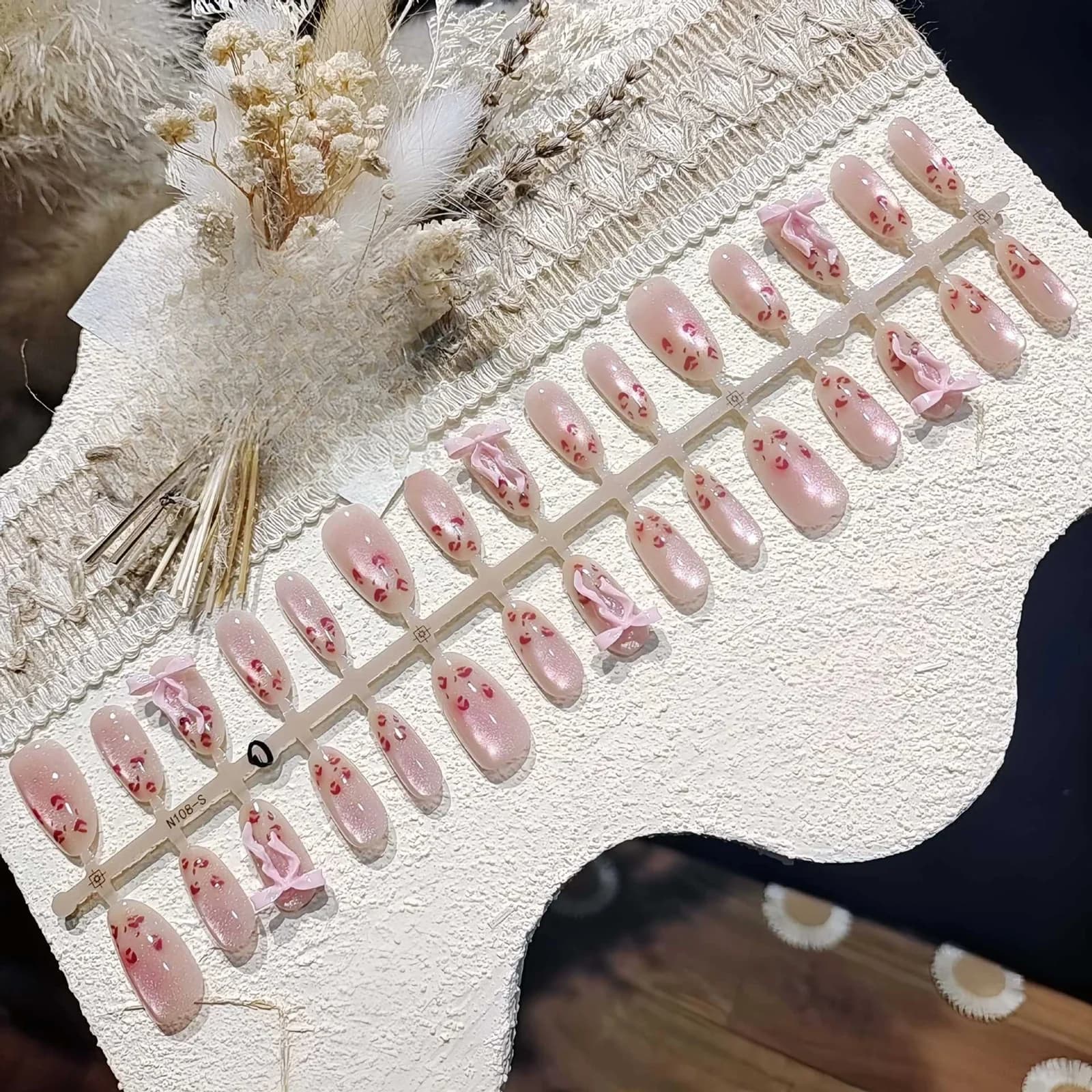 Vaaleanpunaiset leopardikuvioiset kissansilmä-tekokynnet, keskipitkä soikea muoto