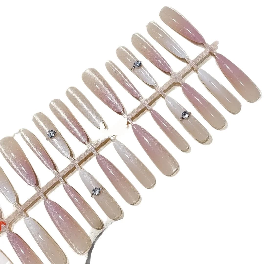 Stiletto-tekokynnet strasseilla, kissansilmä-kimalle