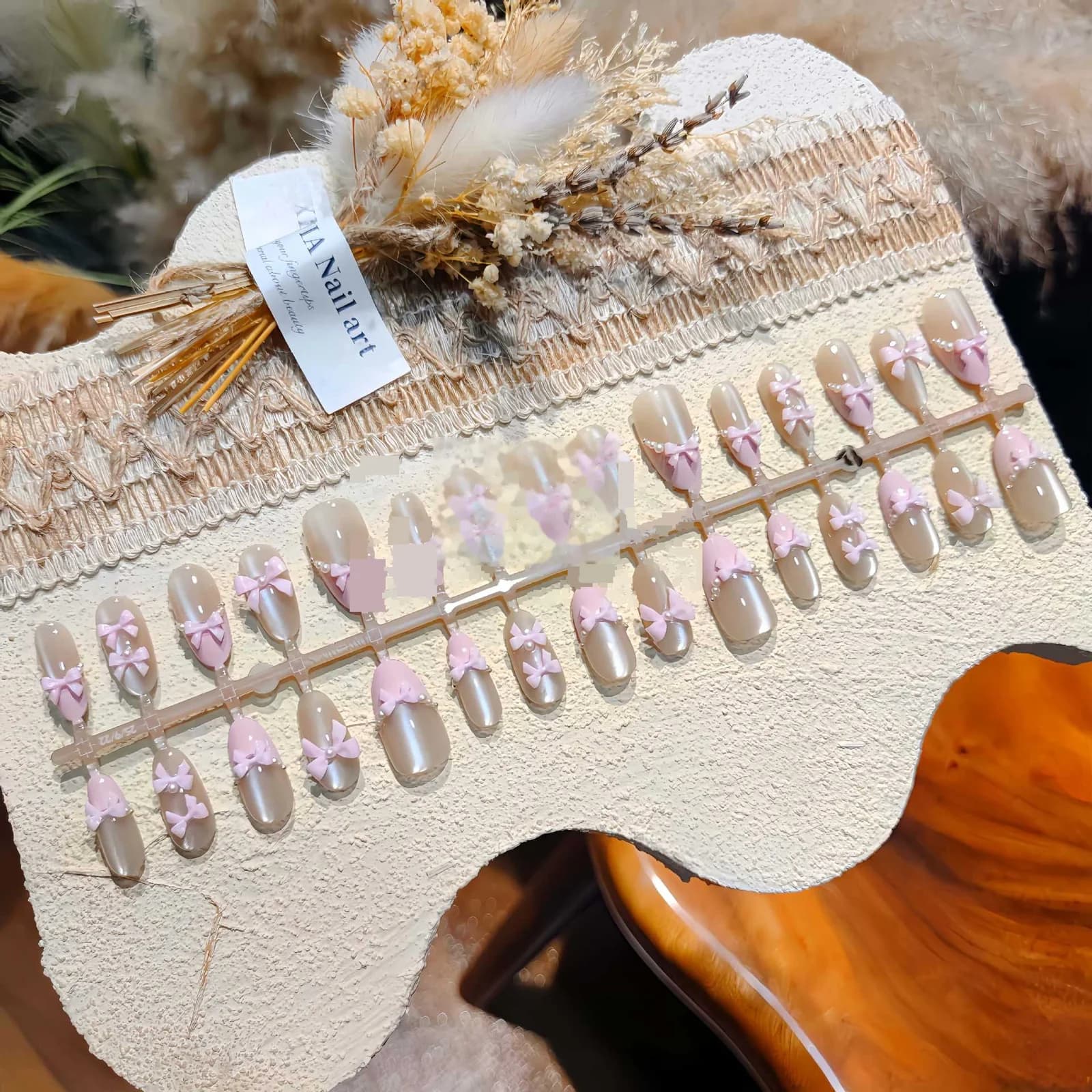 Vaaleanpunaiset perhos-tekonnet kissansilmä-glitterillä ja rusettikoristeella