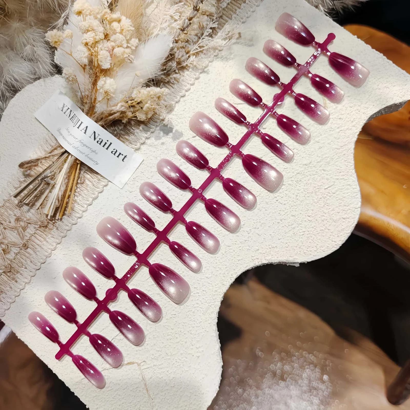 Violetit kissan silmä -liimattavat kynnet, keskikokoinen soikio, lasihelmidesign