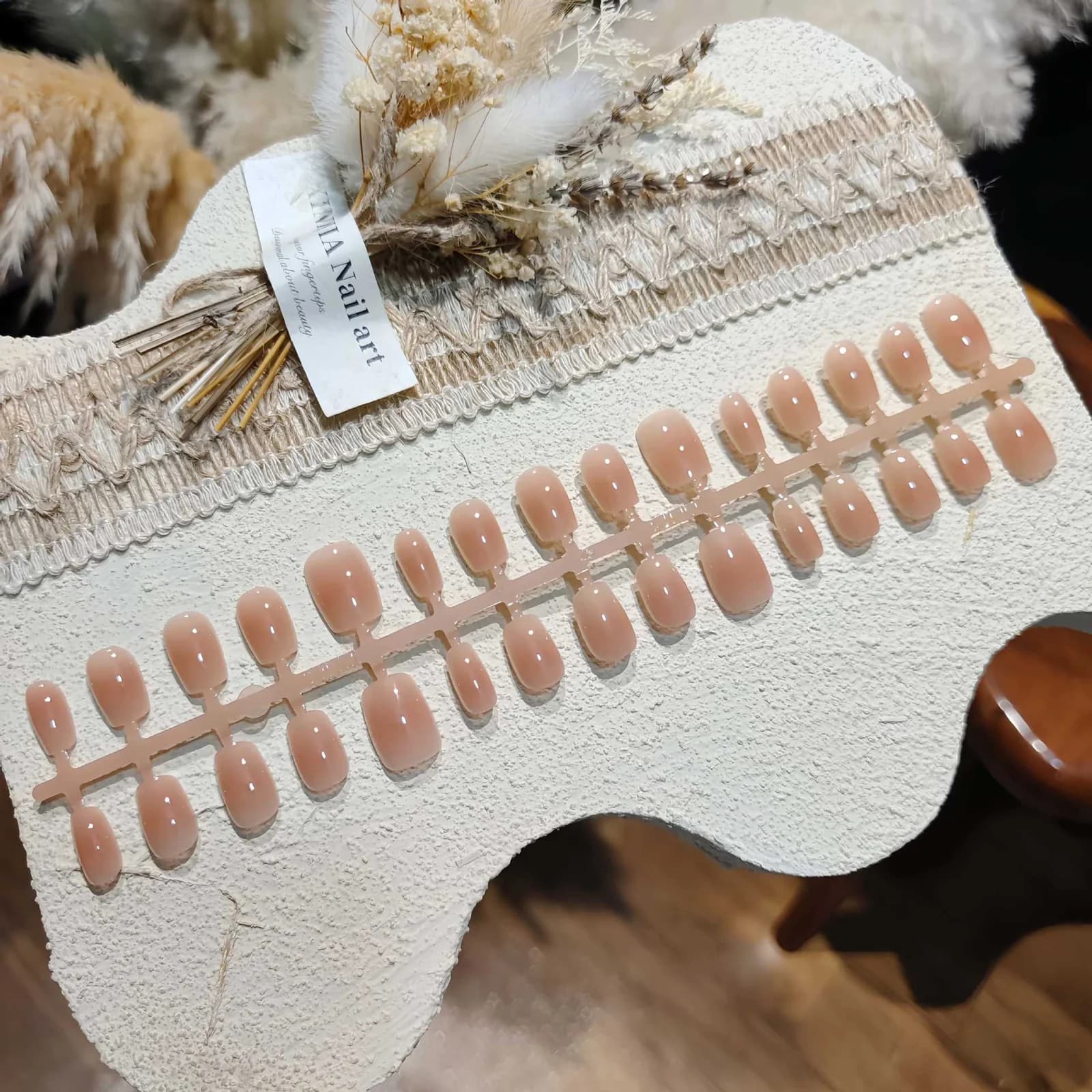 Hennon roosat tekokynnet, lyhyt arkku/ballerina, keskipituus, päivittäiseen käyttöön