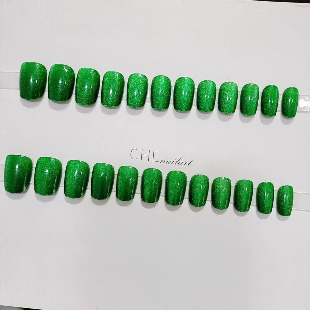 Smaragdinvihreät kissansilmä tekokynnet, lyhyt arkku, 24 kpl